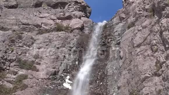 智利的山雪瀑布和景观视频的预览图