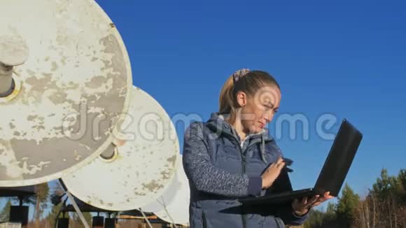 太阳能地面物理研究所女学生操作员在笔记本上监控通信设备独一无二视频的预览图