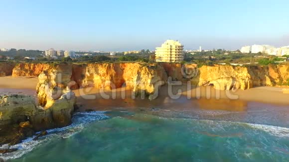 从著名的海滩普拉亚达罗沙在阿尔加维葡萄牙视频的预览图