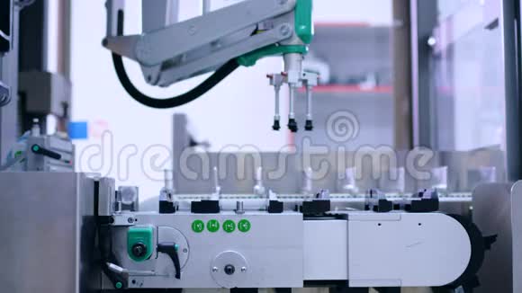 制药生产线制药厂的机器人手臂视频的预览图