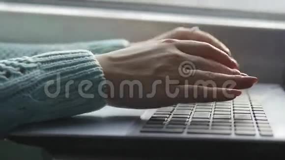 女性手在火车上的笔记本电脑键盘上打字女人在铁路上旅行时和朋友聊天少女视频的预览图