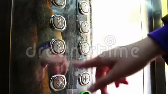 按下电梯的按钮电梯视频的预览图