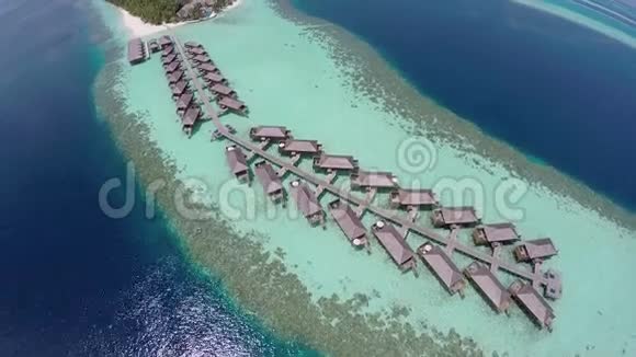 豪华的超水别墅在热带岛屿度假胜地马尔代夫视频的预览图