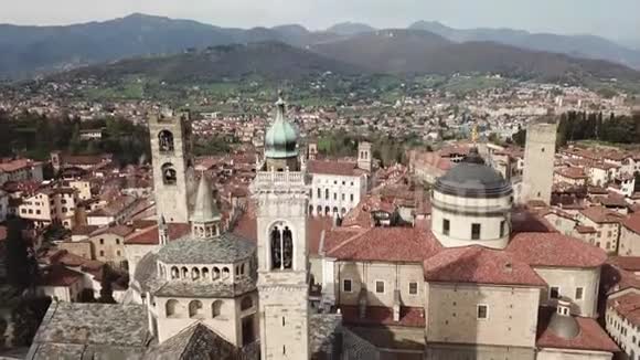 贝加莫意大利无人机鸟瞰古镇市中心的景观历史建筑教堂和塔楼视频的预览图