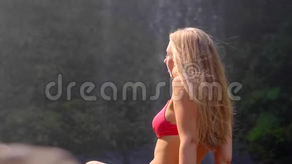 欣赏瀑布美景的女人视频的预览图