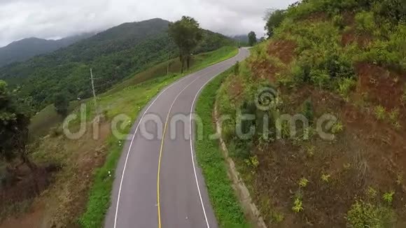 空中观景在山丘上蜿蜒的道路上行驶泰国视频的预览图