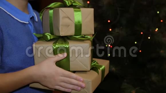 一个孩子手中的圣诞礼盒视频的预览图