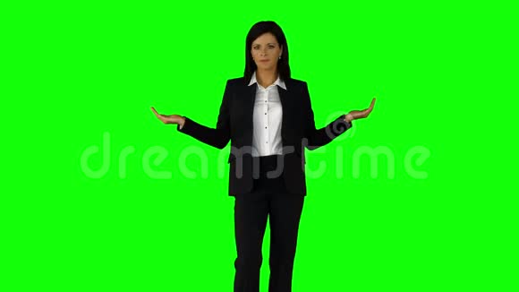 女商人穿着绿色屏幕上的东西视频的预览图