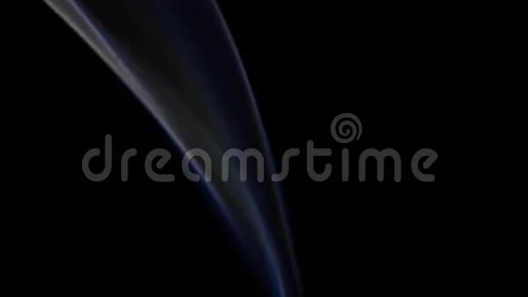 黑色背景下的风烟柱视频的预览图