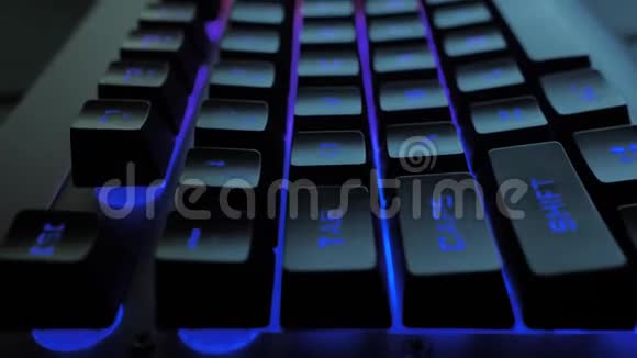 闪烁的键盘黑客风格闪耀在夜间工作场所不同的浅色视频的预览图