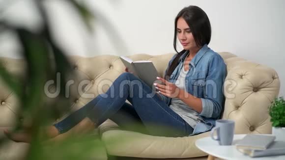 可爱的年轻女子在看书视频的预览图