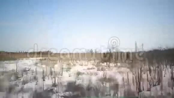 从一辆快速行驶的火车的窗户看到视频的预览图