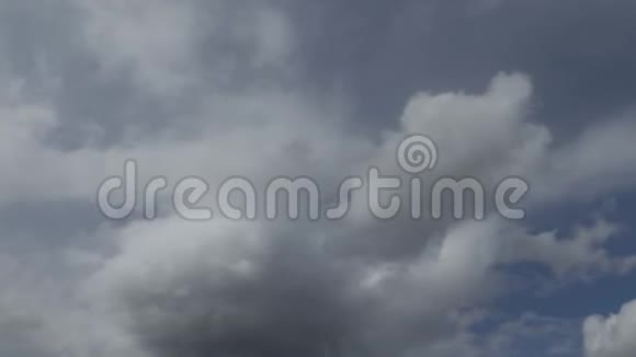 蓝天中的白云延时视频视频的预览图