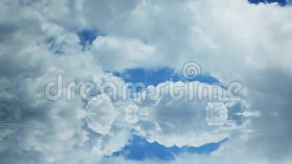 反射湖面上的时间推移云和水滴视频的预览图