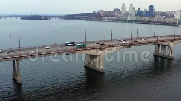 城市景观与桥梁交通通过河流视频的预览图