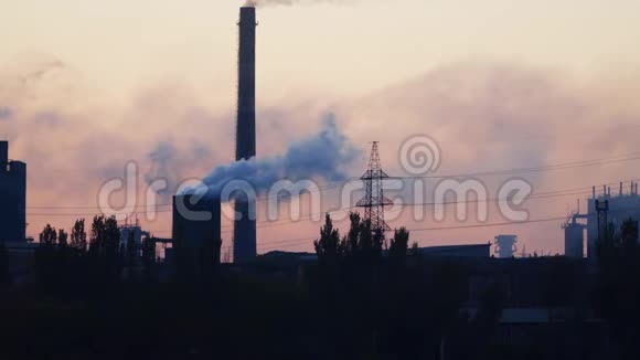 工厂管道冒出的烟视频的预览图