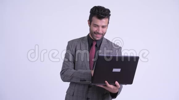 喜欢留胡子的波斯商人用笔记本电脑视频的预览图