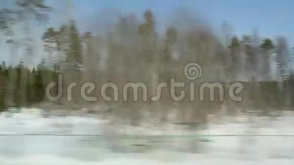 从一辆快速行驶的火车的窗户看到视频的预览图