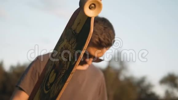 日落时的滑板手视频的预览图