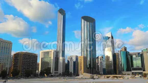现代城市建筑的时间流逝阿布扎比摩天大楼的天际线与美丽的云彩世贸中心视频的预览图