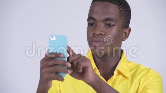 年轻快乐的非洲商人用电话视频的预览图