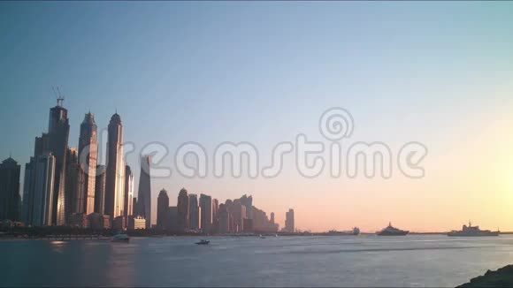 日落迪拜码头全景视频的预览图