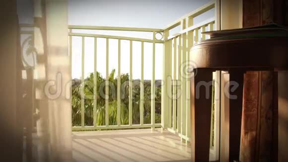 温暖的热带微风吹着阳台上的窗帘视频的预览图
