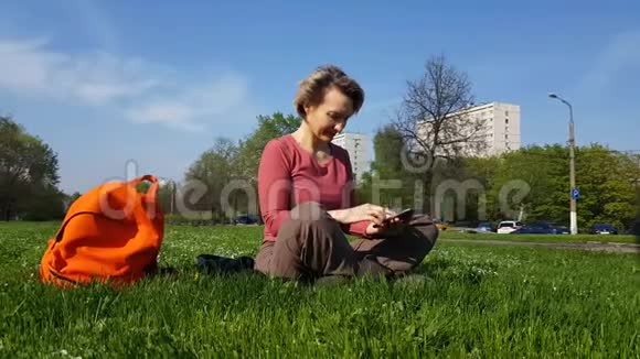 绿草上的女人视频的预览图