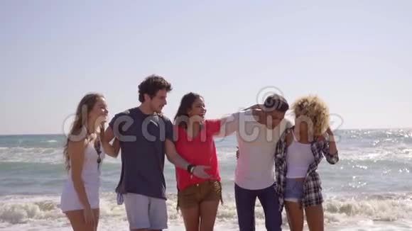 海滩上的多种族青年朋友视频的预览图