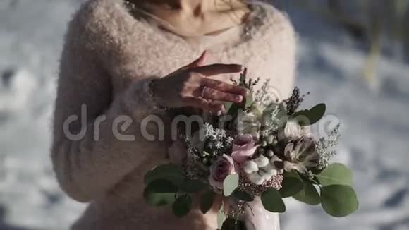 冬天在户外开花的新娘视频的预览图