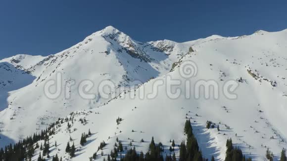 有雪山的空中无人机镜头视频的预览图