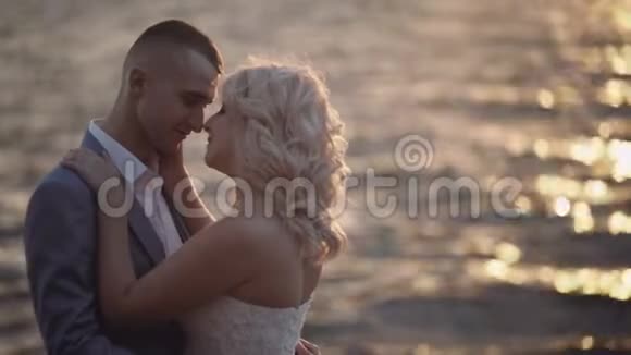 新婚夫妇一起在海边可爱的新郎和新娘慢动作视频的预览图