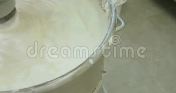 工业搅拌机混合灌装奶酪蛋糕视频的预览图
