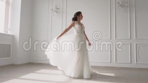 新娘的早晨一个穿着白色裙子的美女正在为婚礼做准备动作缓慢视频的预览图