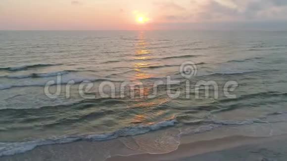 日落时沙滩的鸟瞰图视频的预览图