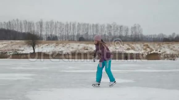 小女孩在冰湖上滑冰视频的预览图