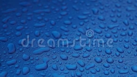 雨滴在蓝色光滑的表面上视频的预览图