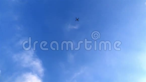 在蓝天中飞翔的无人机剪影视频的预览图