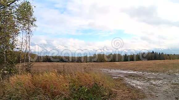 秋天的俄罗斯村庄视频的预览图