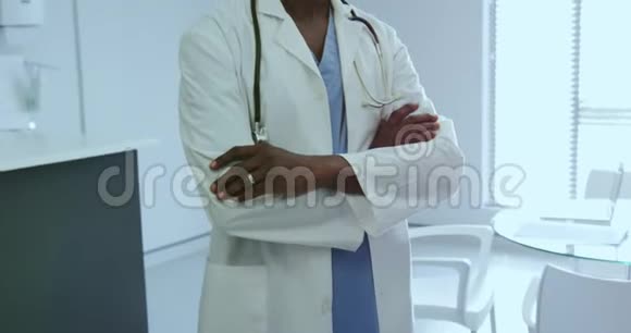 男医生手臂交叉站立在医院视频的预览图