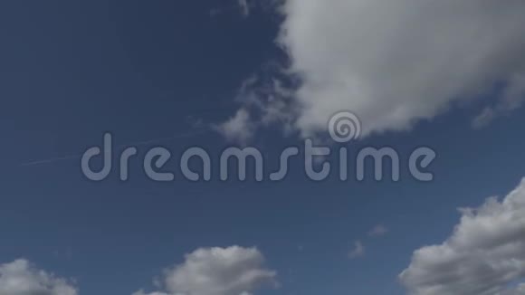 蓝天中的白云延时视频视频的预览图