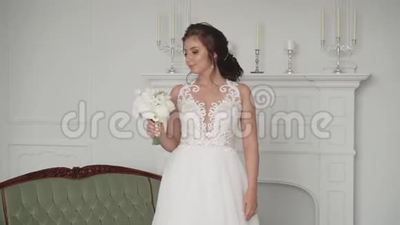 新娘的早晨一个穿着白色裙子的美女正在为婚礼做准备动作缓慢视频的预览图
