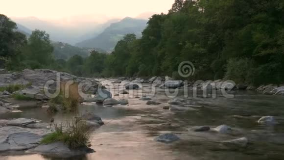 意大利山区日落时的山河视频的预览图