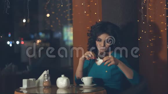 咖啡馆里可爱的女孩视频的预览图