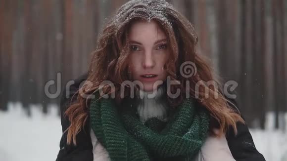 一个红发女孩在冬天森林里出现精灵的肖像视频的预览图