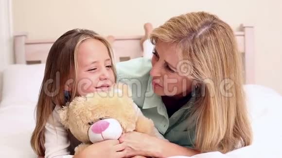 母女俩在床上聊天视频的预览图
