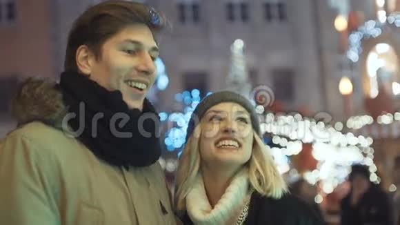 年轻幸福的一对相爱的夫妇在城市里享受夜晚的灯光视频的预览图