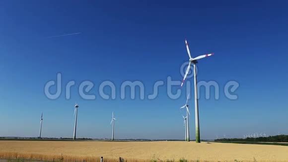 蓝天绿色能源镜头上的风力涡轮机视频的预览图