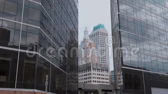 塔尔萨市中心的现代办公大楼视频的预览图
