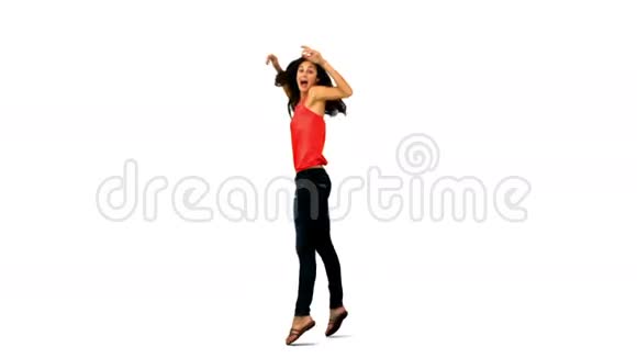 女人跳着慢动作视频的预览图